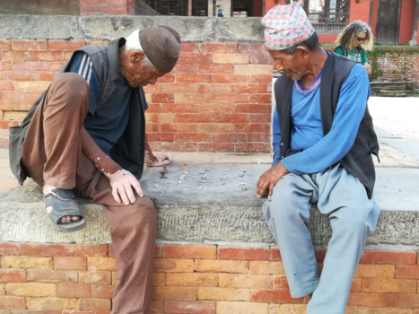Nepal - Spelletje doen op plein in Bakhatpur Nepal