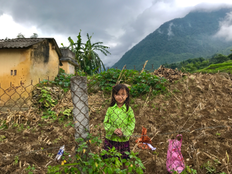 Vietnam - Vietnamees meisje in Sapa tijdens onweer