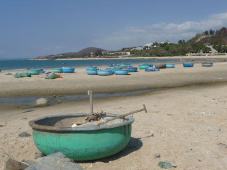 Vietnam - Vietnam kustlijn met typische ronde bootjes (nabij Nha Trang)