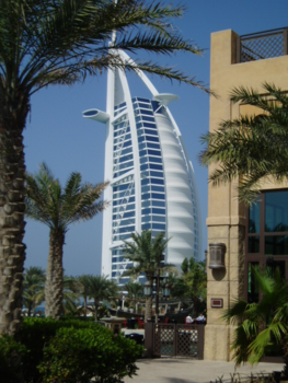 Dubai - Traditionele bouw en uitbundige vooruitgang in één beeld