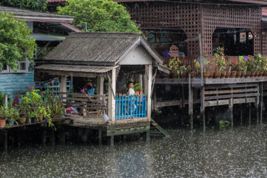 Eilandhoppen in Thailand - Jongetje in zware regenbui, in het Venentië van Bangkok