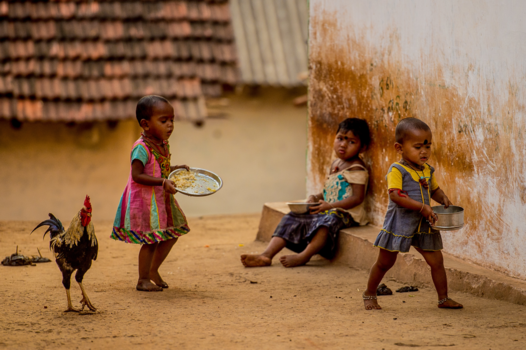 India - kinderen eten op straat