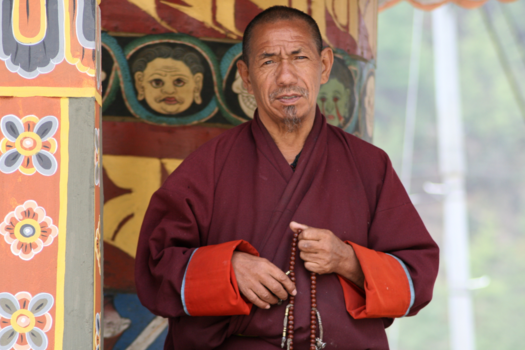 Bhutan - Oogcontact - Monnik met gebedsketting