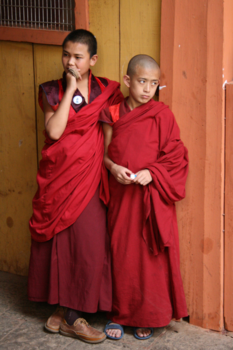 Bhutan - Jonge monniken in het klooster van Punakha
