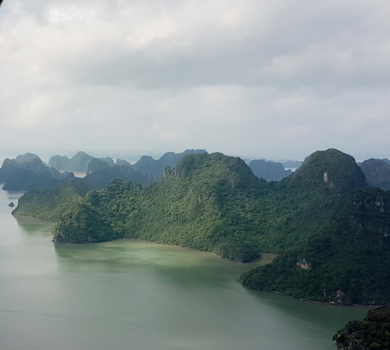 Rondreis Vietnam in vier weken - halong bay van uit de lucht
