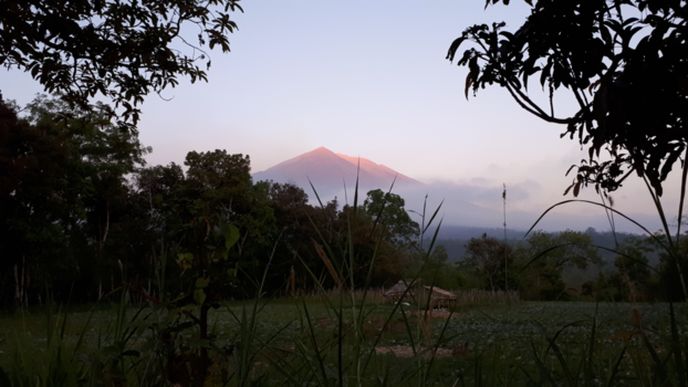 Gunung Agung - Vulkaan Angun rustig en tevreden.