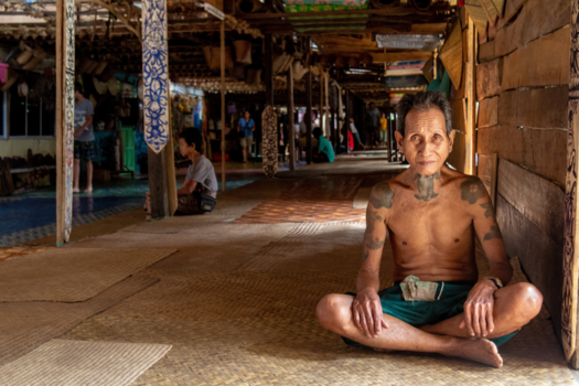 Rondreis door Maleisisch Borneo - Iban krijger in longhouse