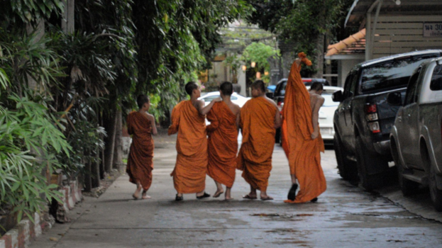 Rondreis Noord-Thailand - Five little monks playing in the streets of Chiang Mai, northern Thailand