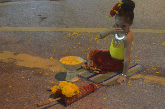 Rondreis Noord-Thailand - Het dansende markt meisje