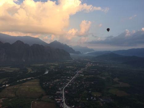 Vang Vieng - Zicht vanuit een luchtballon op Vang Vieng