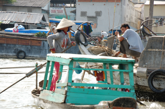 Rondreis Vietnam in twee weken - Boodschappen doen op de floating market
