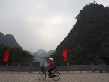 Ninh Binh - Vietnamese vrouw op de fiets