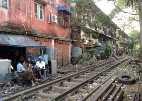 Myanmar - Wonen langs het spoor