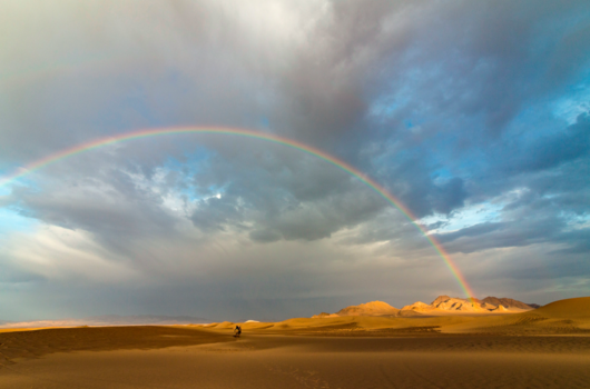 Iran - Regenboog in de Lut desert, Iran.