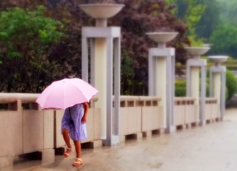 Stedenreis China - Litlle Giril in pouring Rain (Xi'an museum)