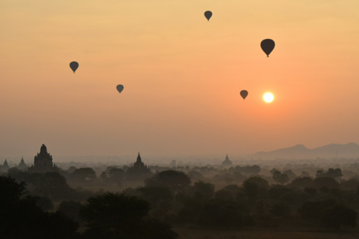 Bagan - Zonsopgang boven de 2200 tempels in Bagan