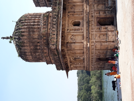 India - Monniken bij een oude tempel in Orchha