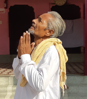 India - Man in gebed in de ratten Tempel in india