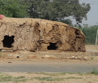India - Een huis gemaakt van koeienpoep gemengd met zand en grond in india