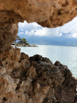 China - Lookthrough at the lake (Dali)