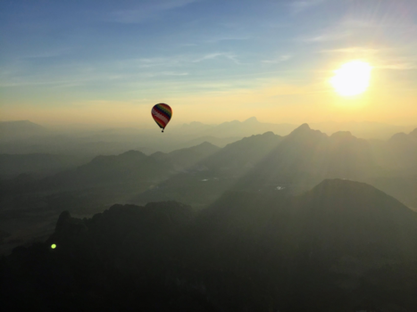 Laos - Vang Vieng zonsondergang luchtballon