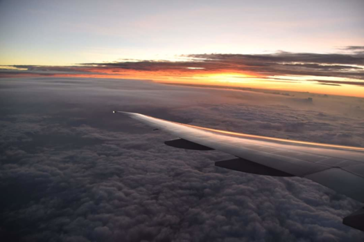 China - Zonsopkomst vanuit vliegtuig boven China