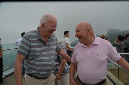 Hong Kong - Een Australier en een Nederlander schaterlachend op The Peak. Hun geheim? Stem!
