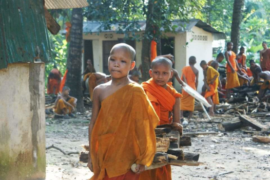 Cambodja - Kinder monniken aan het werk