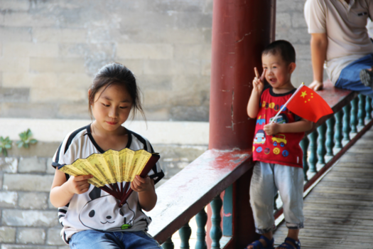 China - Twee Chinese kinderen bij de Lama Tempel in Bejing