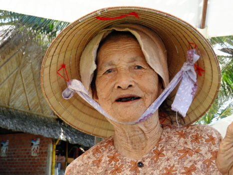 Hoi An - Pindaverkoopster op strand van Hoi An