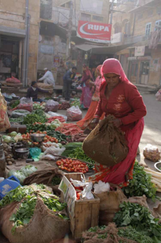 India - Kleurrijke markt in de smalle straatjes in alle vroegte.