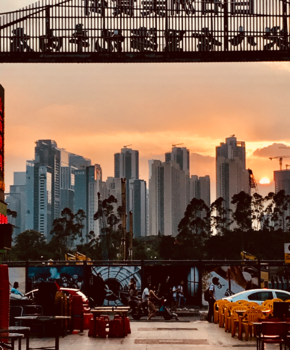 China - Sunset vanop terrasje in Baishizhou, levendige wijk met een zicht.