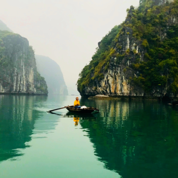 Rondreis Vietnam in twee weken - Fishing boat at Halong Bay