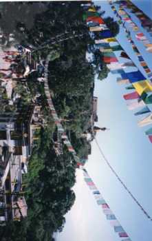 Nepal - Vanaf de berg, in de verte de Swayambuhtnath met daaronder de tempels.