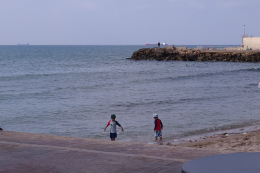 Israël - Spelende jongens aan het strand van Haifa