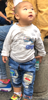 China - Modern/ouderwets China (moderne kleding maar wel oudereets open broekje..)