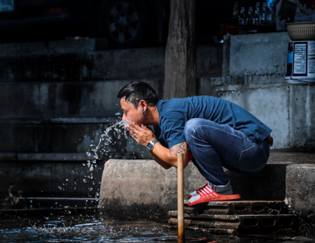Thailand - Local wast zich in een rivier