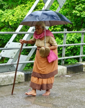 Nepal - Vrouwtje in de regen