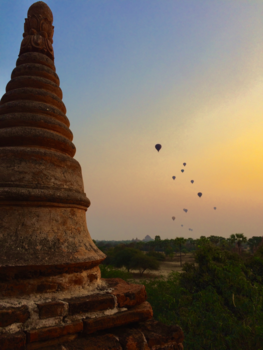 Bagan - Zonsopgang bij de tempels van Bagan, Myanmar
