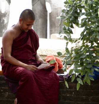 Sri Lanka - Monnik bij de Ruwanwelisaya.