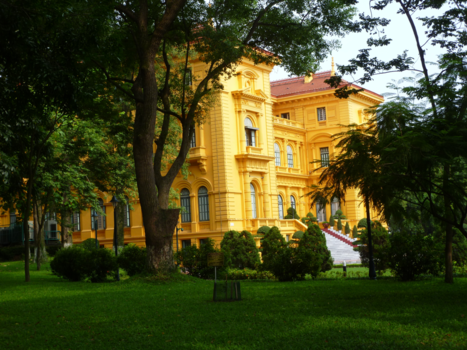 Vietnam - Het Gele Huis. In het park rond het mausoleum van Ho Chi Min. Vietnam