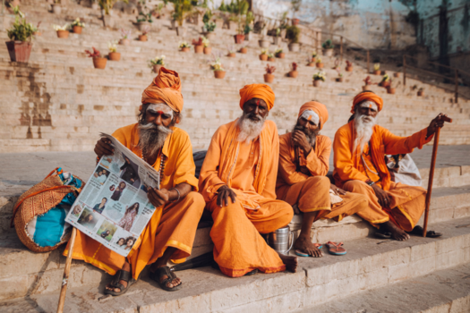 Varanasi - Ook heilige mannen blijven graag op de hoogte