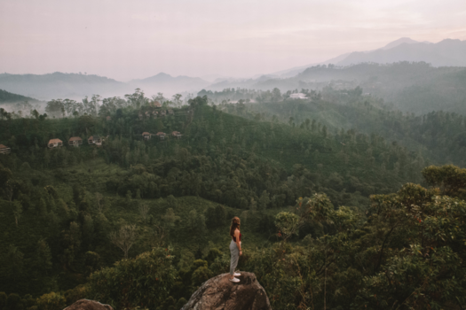 Ella - Zonsopgang achter de glooiende heuvels van Ella