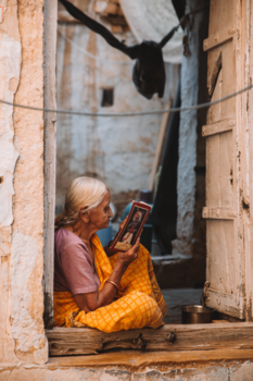 Jaisalmer - Bij de deur is het licht net wat beter