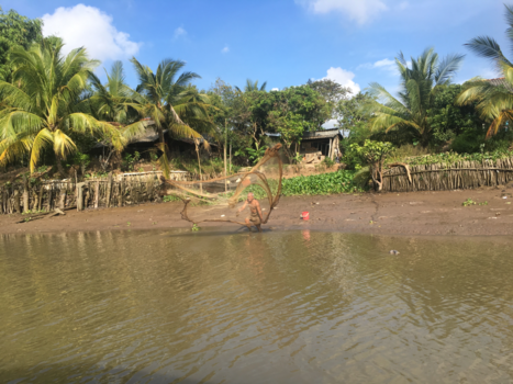 Rondreis Vietnam in twee weken - Fishing fun along Mekong river