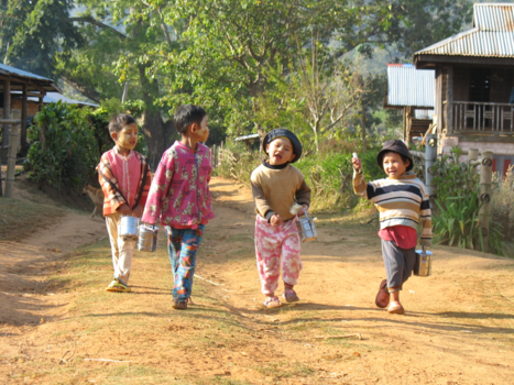 Myanmar - Op weg naar school