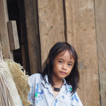 Rondreis door Maleisisch Borneo - Een trots en nieuwsgierig kindje in een longhouse van iban-stam in oerwoud van Borneo