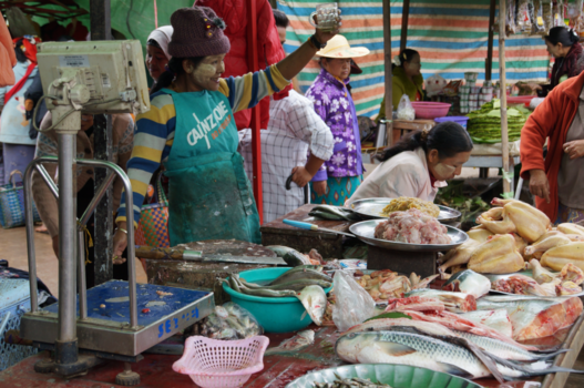 Kalaw - Dames op de markt met thanaka op hun gezicht