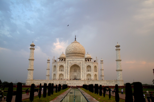 Taj Mahal - Taj Mahal in ochtendgloren met onweerslucht..
