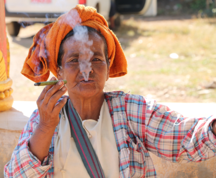 Myanmar - rokende vrouw bij het Shwe In Tain stoepa complex aan het inle meer
